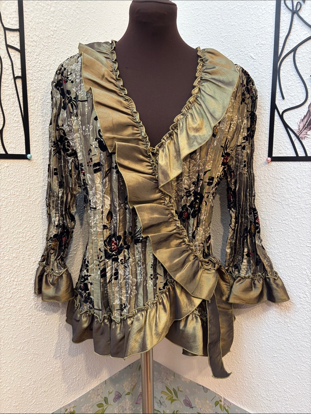 Vintage 1990’s Piano olive green velvet floral crinkle pleated wrap top. Size L